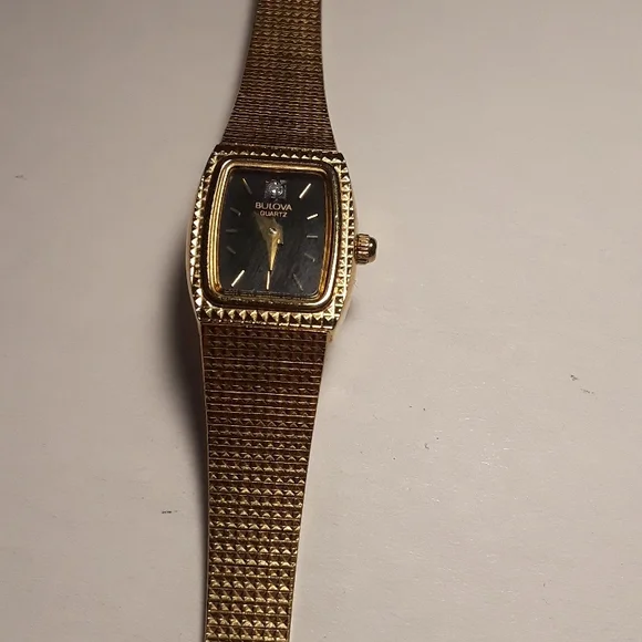 c BEAUTIFUL VINTAGE BULOVA DIAMOND TI QUARTZ GOLD TONE WATCH